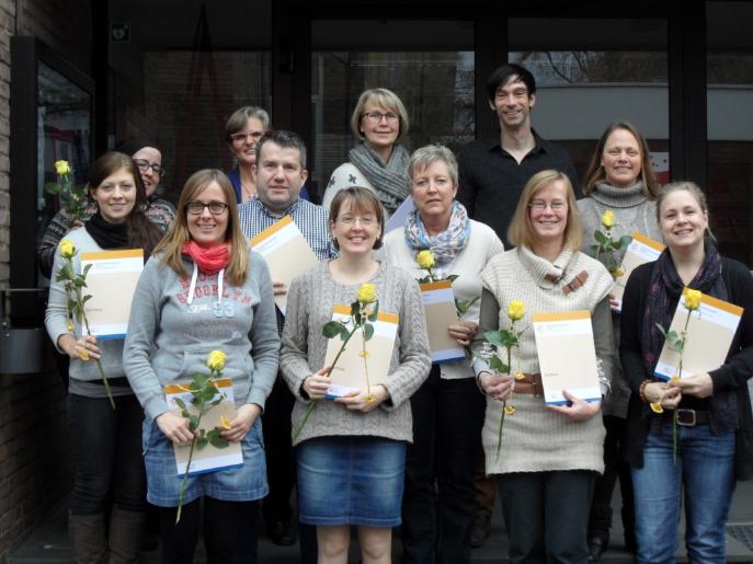 Nach erfolgreicher Teilnahme freuten sich die Teilnehmenden über ihr Zertifikat als erste Intergenerative Fachkräfte ?nach dem Dülmener Modell? in Deutschland. Sie reisten aus Dülmen, Münster, Warendorf und sogar Freiburg im Breisgau an. Nach erfolgreicher Teilnahme freuten sich die Teilnehmenden über ihr Zertifikat als erste Intergenerative Fachkräfte ?nach dem Dülmener Modell? in Deutschland. Sie reisten aus Dülmen, Münster, Warendorf und sogar Freiburg im Breisgau an.